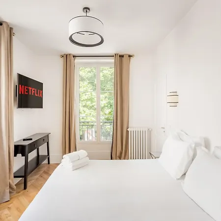 The Black Swan Paryż